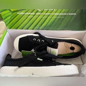 NIB CARIUMA OCA Low Black Canvas Sneaker